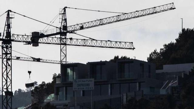 Grúas en una promoción en construcción en Eivissa. | DI