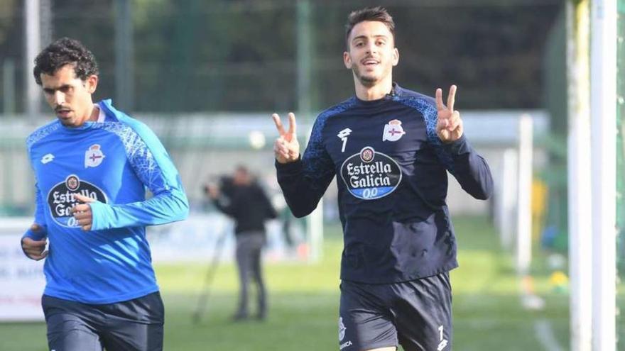 Joselu, ayer en Abegondo, entrenándose junto a un fisioterapeuta del Deportivo. // Carlos Pardellas