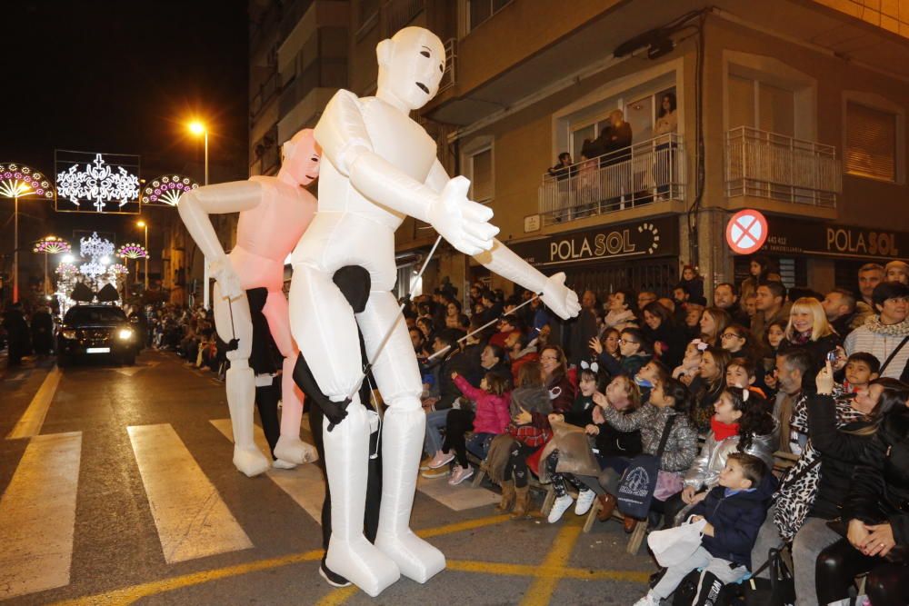 La cabalgata de los Reyes Magos en Elche ha recorrido el centro de la ciudad con 13 carrozas y más de 600 personas