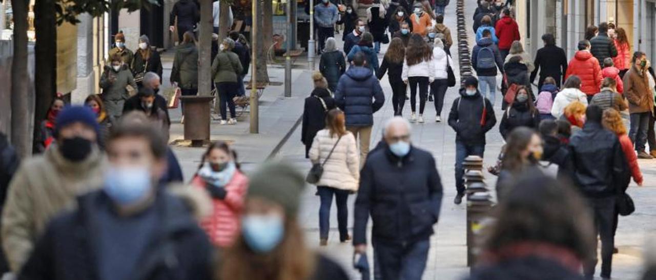 El carrer Santa Clara, un dels eixos comercials de Girona, el març passat