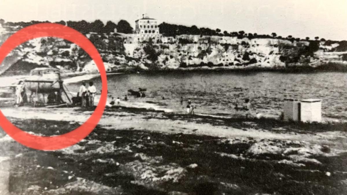 El primer día de prueba del  ‘submarino’ (en el círculo rojo) en la playa de Porto Cristo, con Cas Correu al fondo.