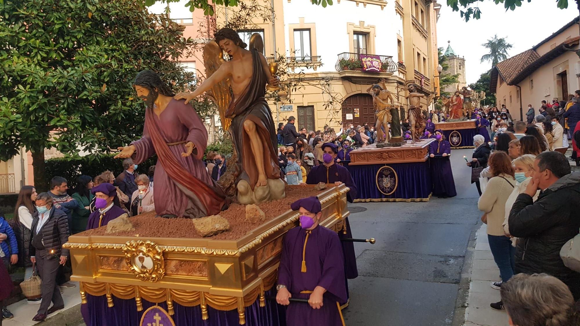 El Calvario en Villaviciosa: imágenes de una de las citas cumbre de la Semana Santa local