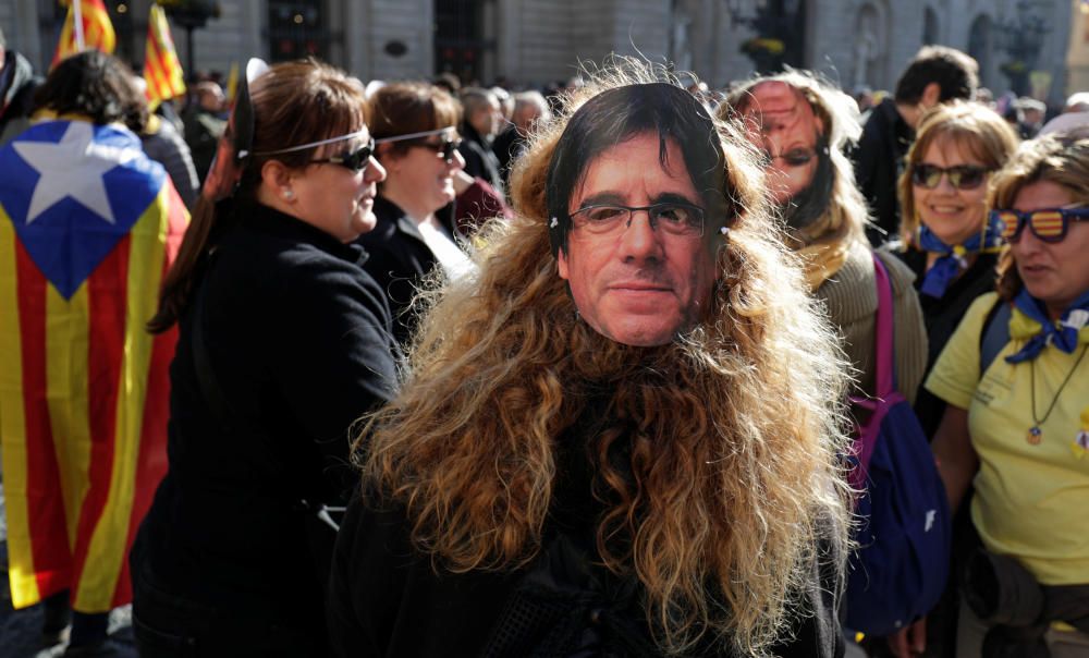 Manifestantes protestan en Barcelona con la careta de Puigdemont.