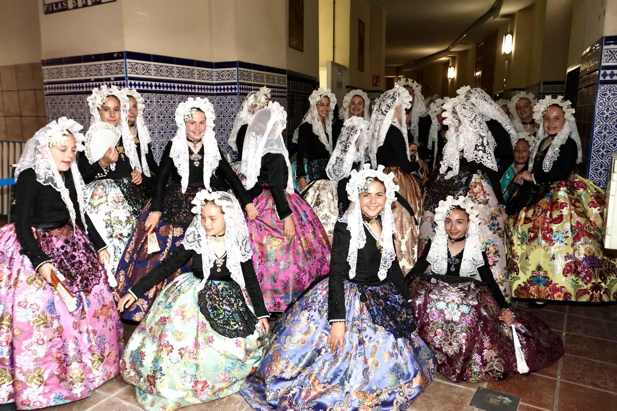 Las candidatas a Bellea del Foc 2025 ensayan con el traje de novia alicantina en la plaza de toros de Alicante
