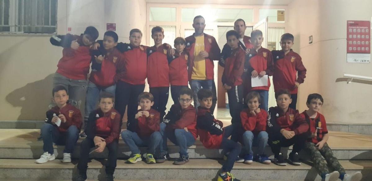 Los jugadores del equipo benjamín del Club Lumpiaque FS dieron el pregón de fiestas. | SERVICIO ESPECIAL