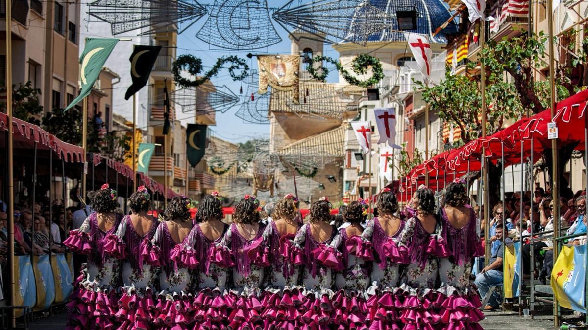 14 comparsas son las protagonistas de las fiestas de Moros y Cristianos de Ibi.