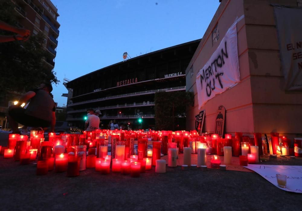 Protesta de los aficionados del Valencia CF contra de Meriton y Peter Lim