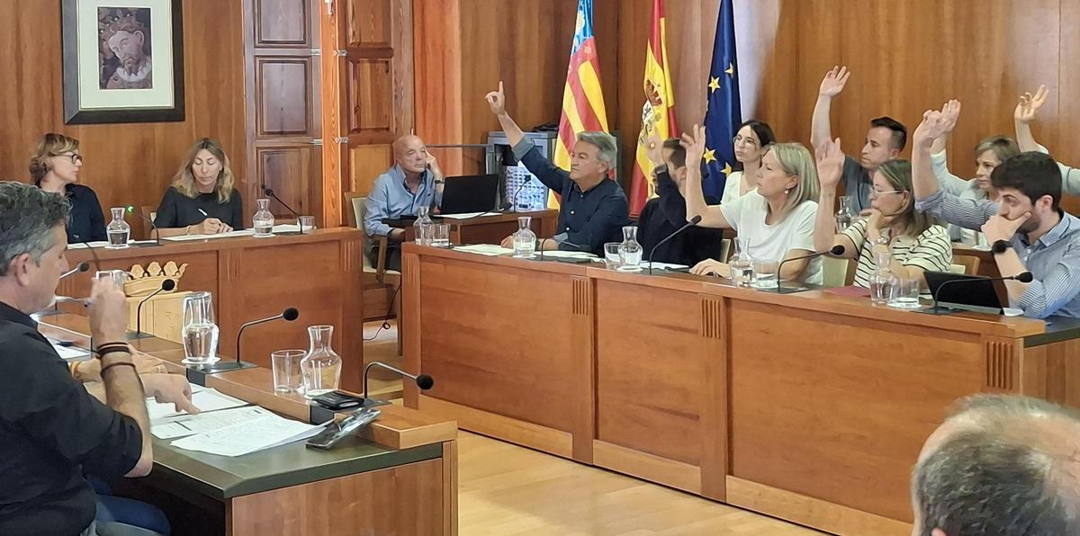 La alcaldesa, a la izquierda, mira a la bancada socialista, en el momento de la votación