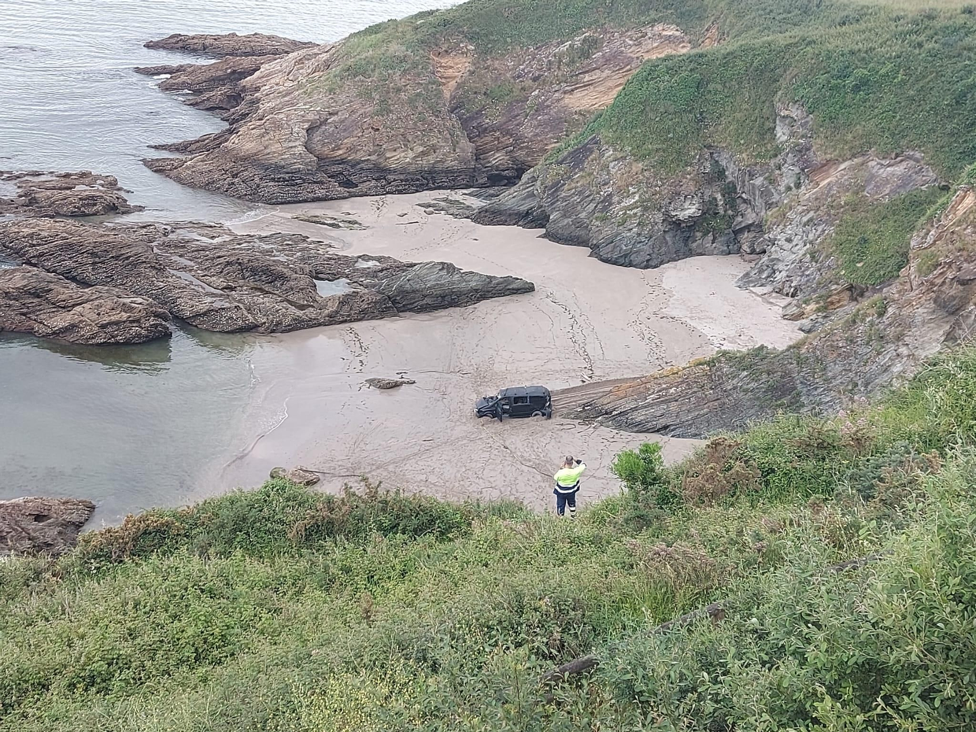 En imágenes: Así fue el rescate del coche que cayó a la ría del Eo por un despiste del conductor