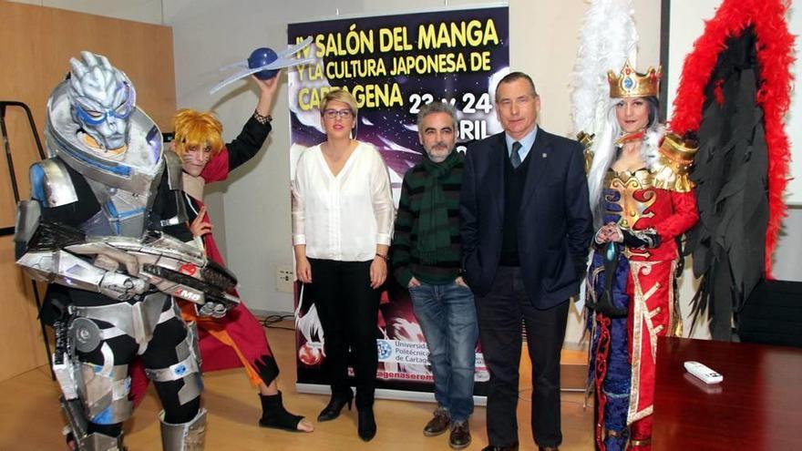 Un grupo de cosplayers acompañaron ayer a los organizadores del Salón del Manga en la presentación de Cartagena.