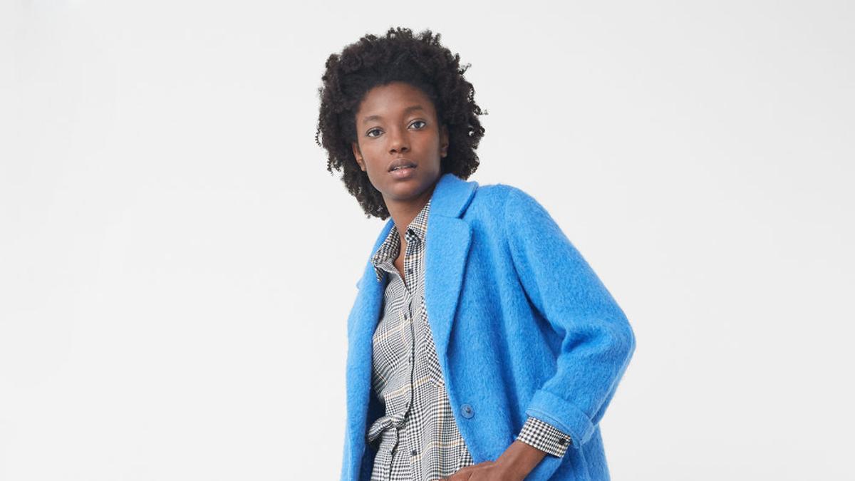 Abrigo de lana azul de MANGO (69,99€)