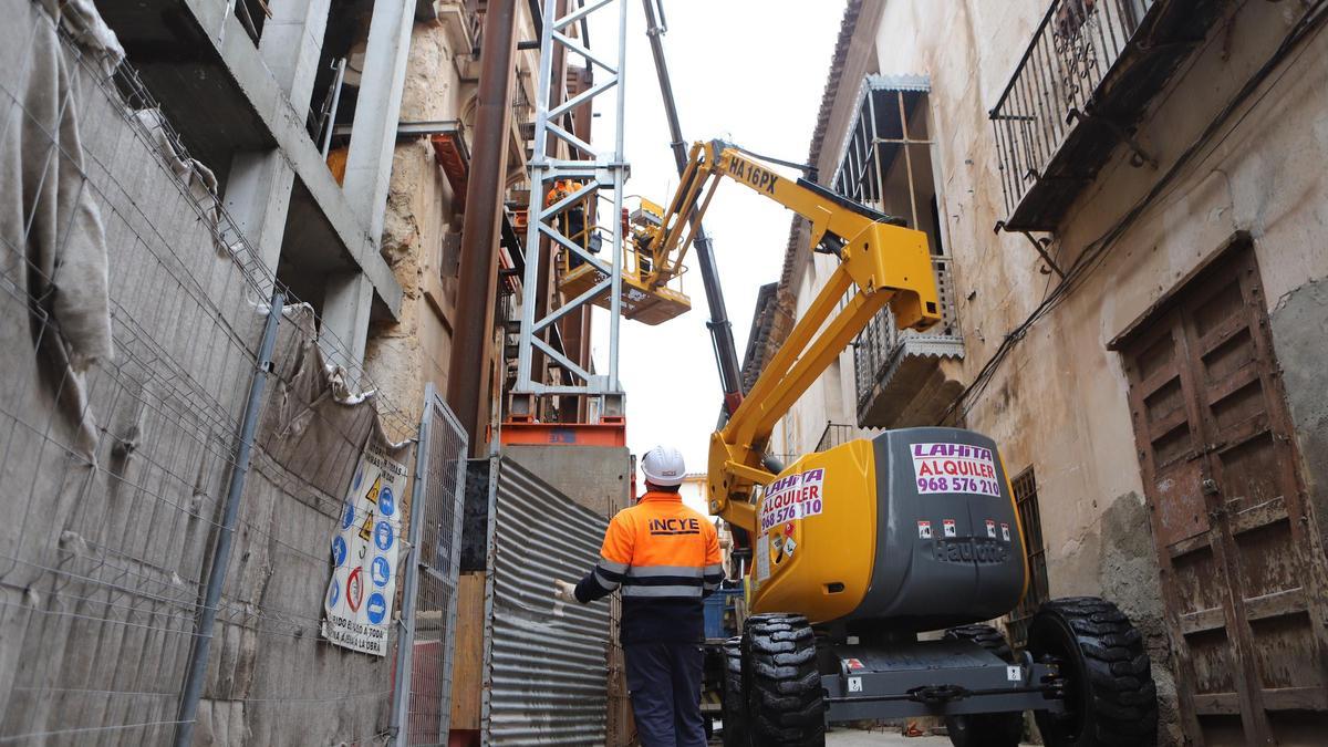 Trabajos de retirada de las estructuras, este lunes.