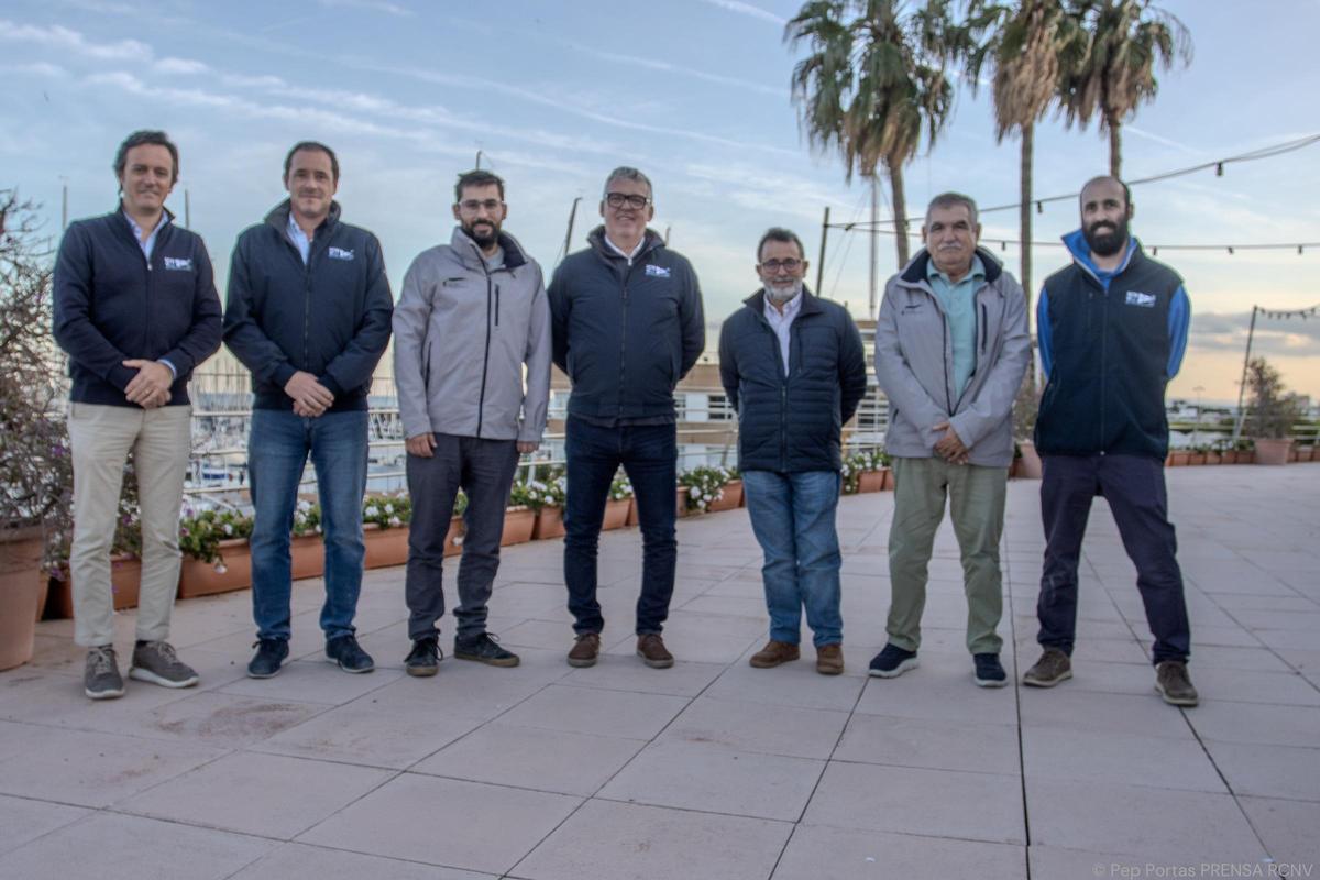Foto familia representantes de ambas tras la firma del convenio de colaboración.