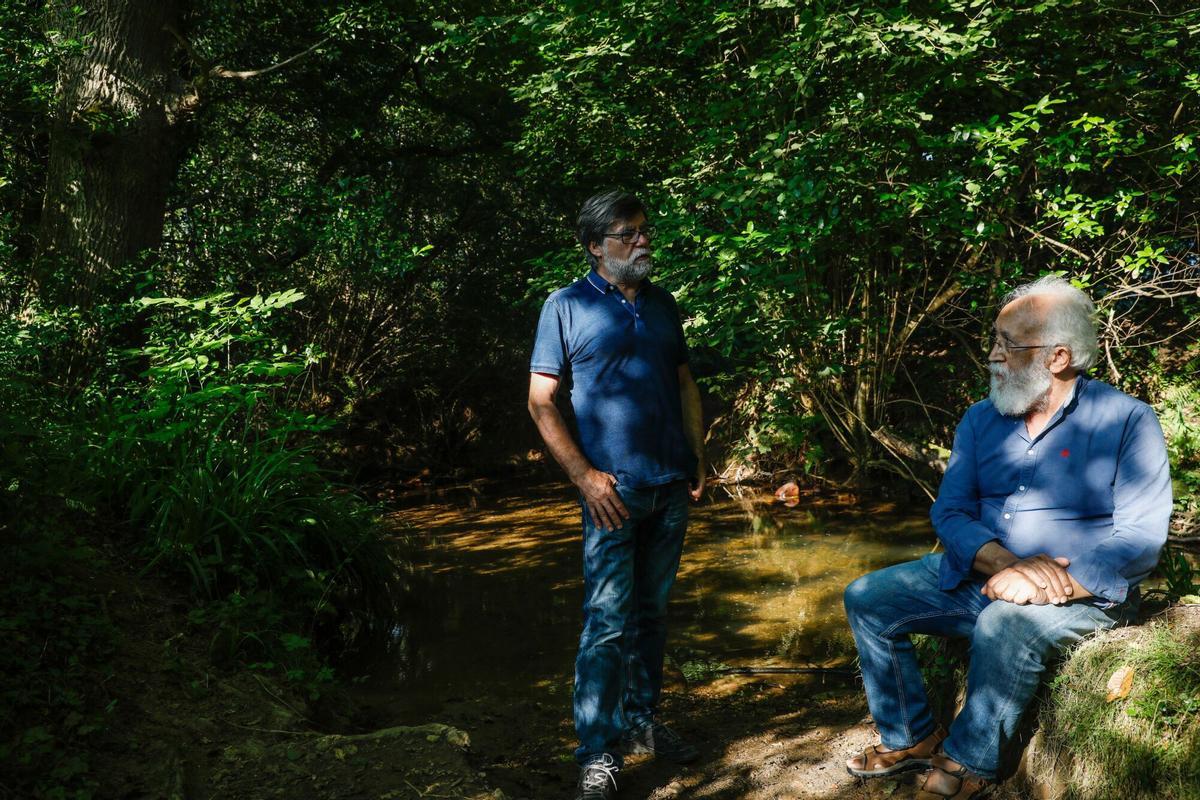 El alcalde de Illas, Alberto Tirador, y el pintor Fernando Fueyo, en un tramo de la ruta de los Molinos en 2020.