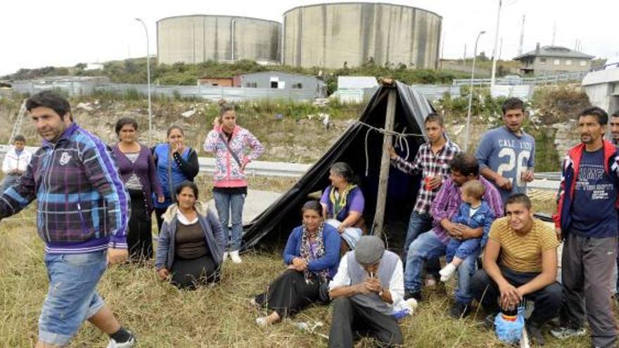 Algunos de los realojados de Penamoa que han vuelto al poblado, ayer, en una de las tiendas de campaña que levantaron. / eduardo vicente