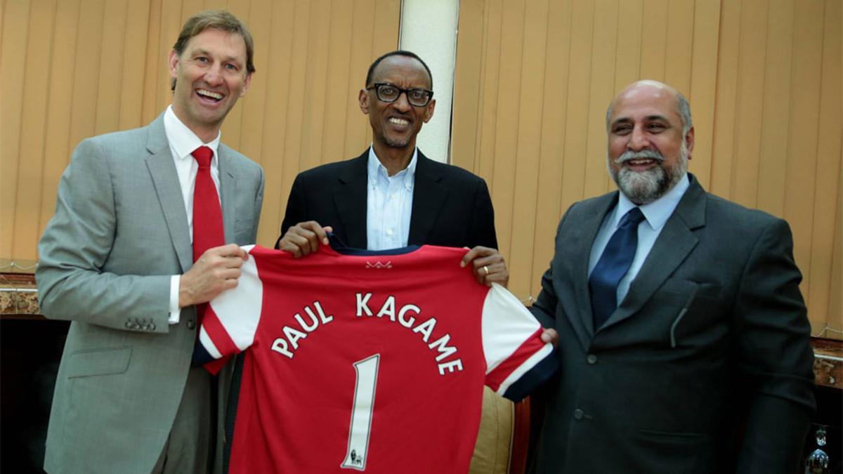 El mito del Arsenal Tony Adams posa con el presidente de Ruanda y una camiseta con su nombre