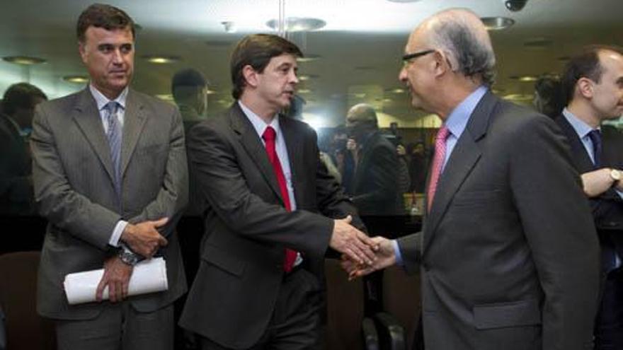 El consejero Javier González Ortiz (centro) saluda al ministro Cristóbal Montoro. | la provincia/dlp