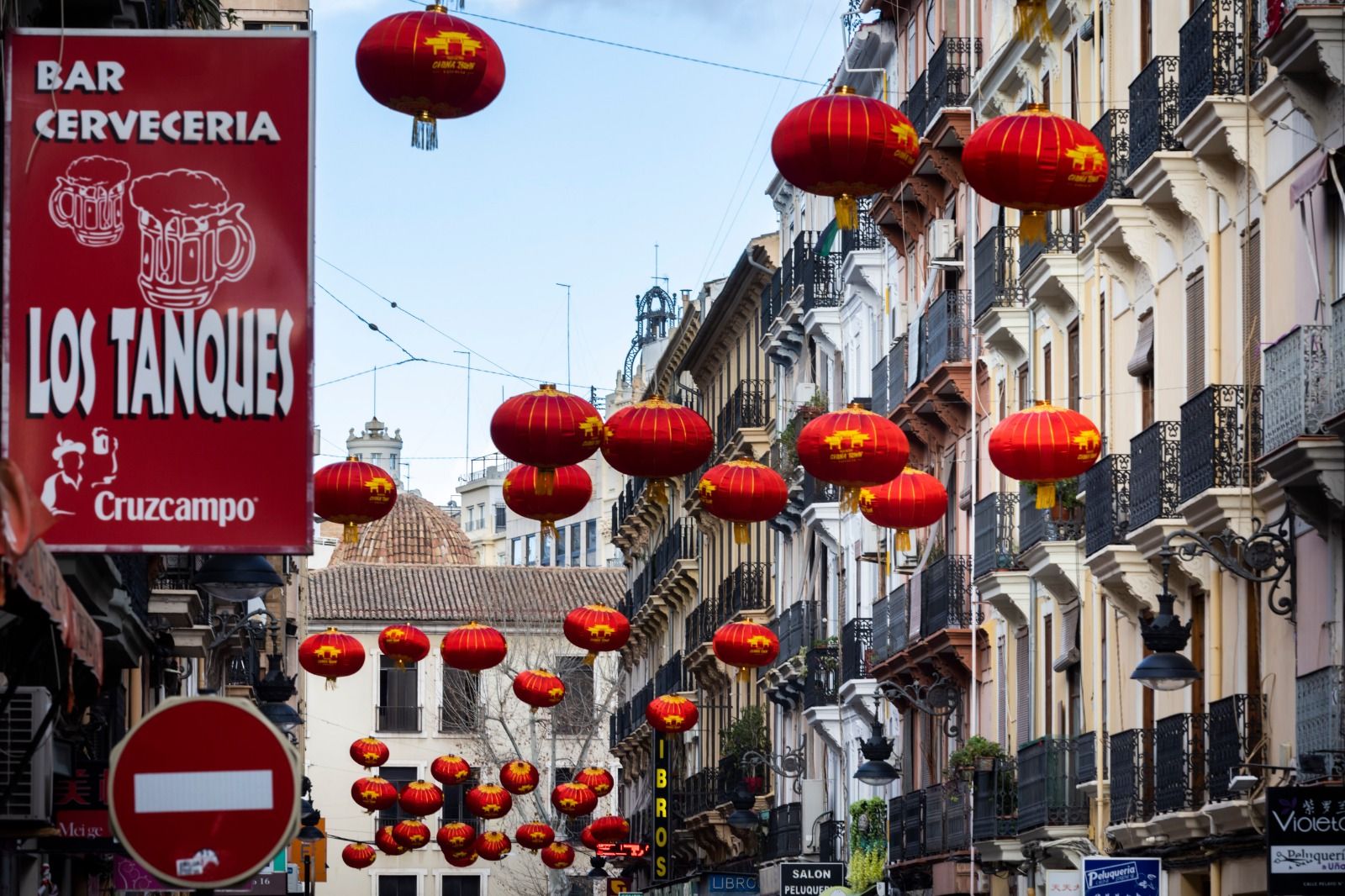 Así ha sido el montaje del nuevo año chino en el Chinatown de València