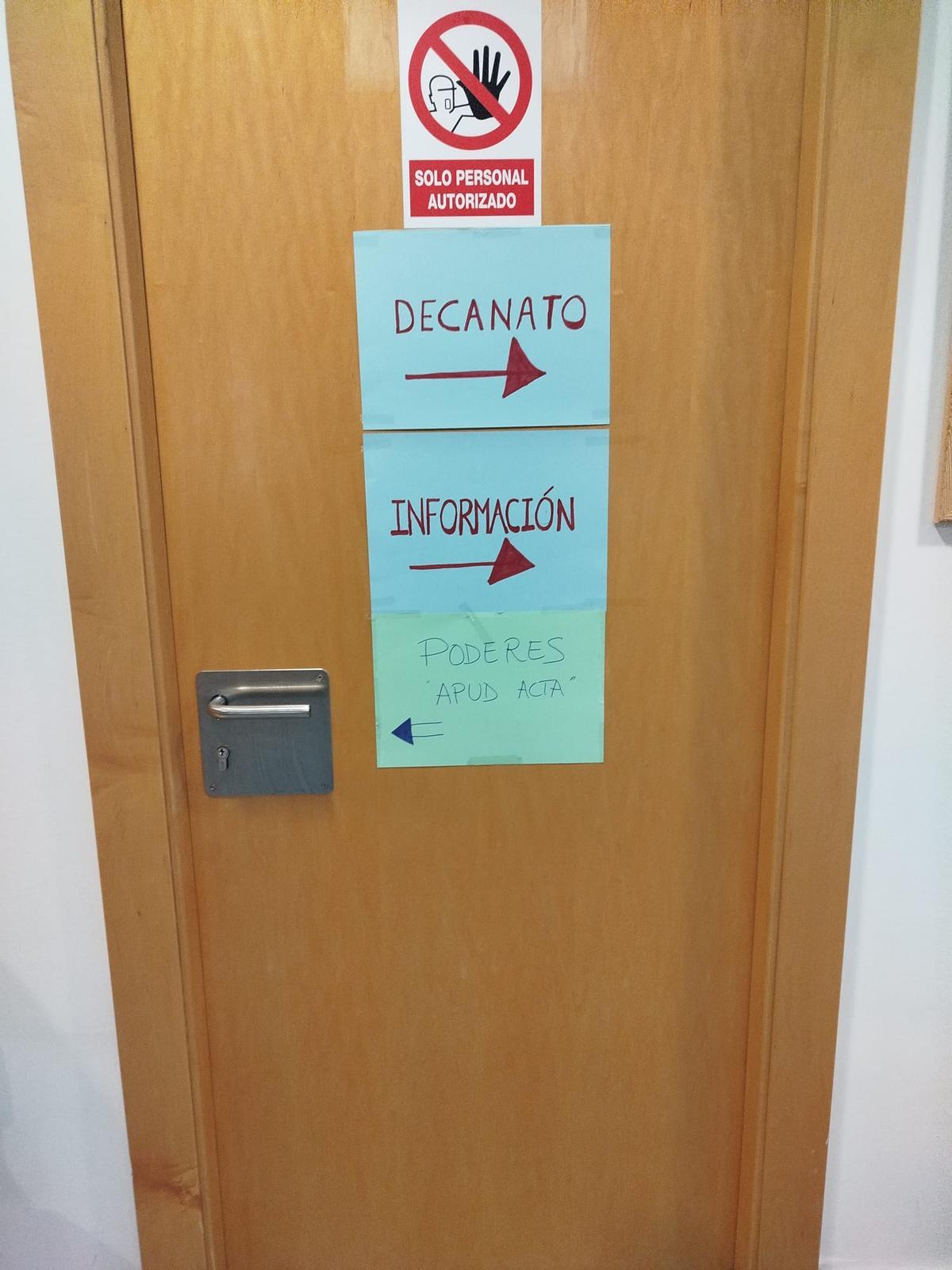 Carteles a mano en el tribunal de instancia de Avilés.