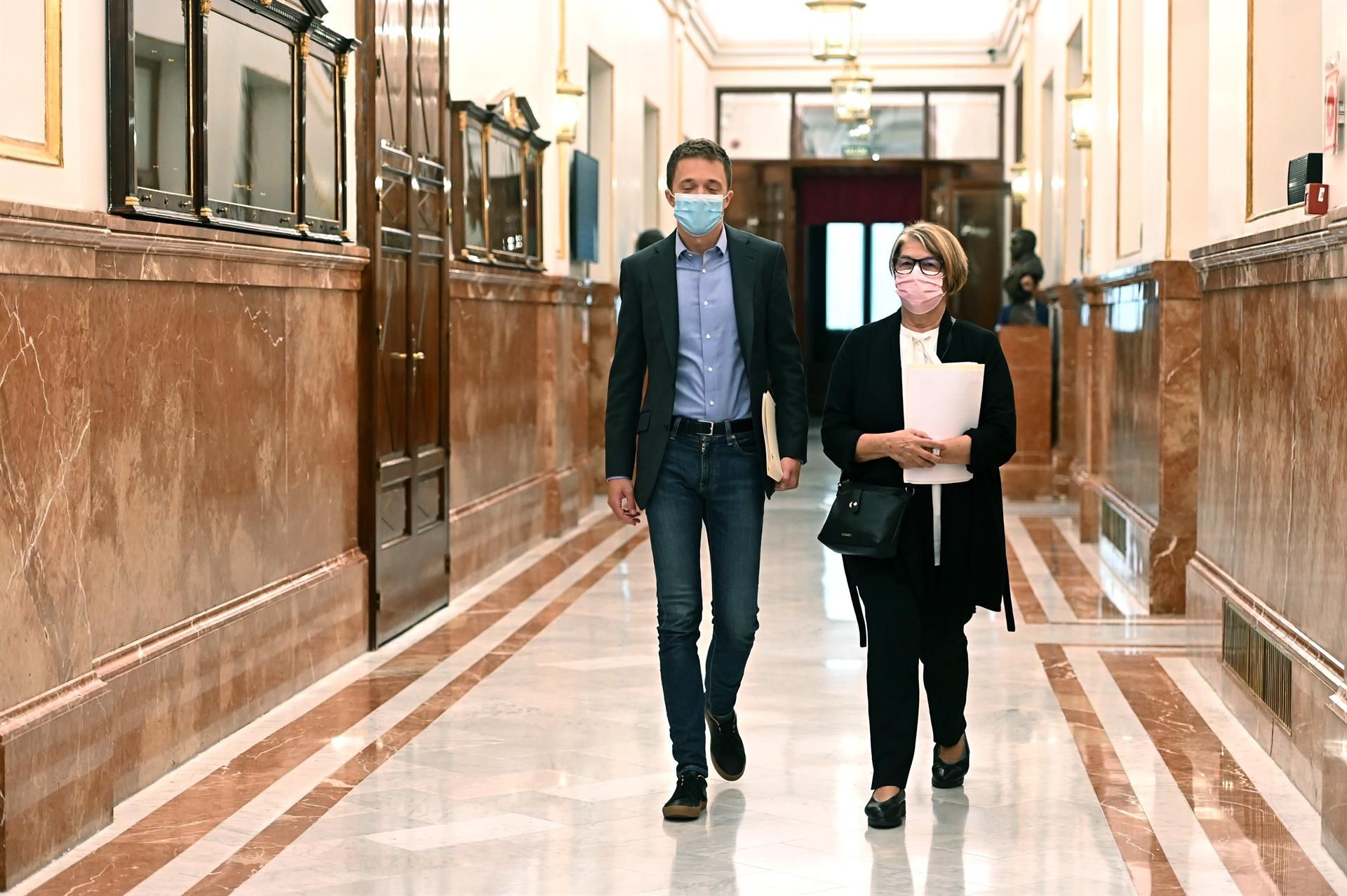 Iñigo Errejón e Inés Sabané en los pasillos del Congreso.