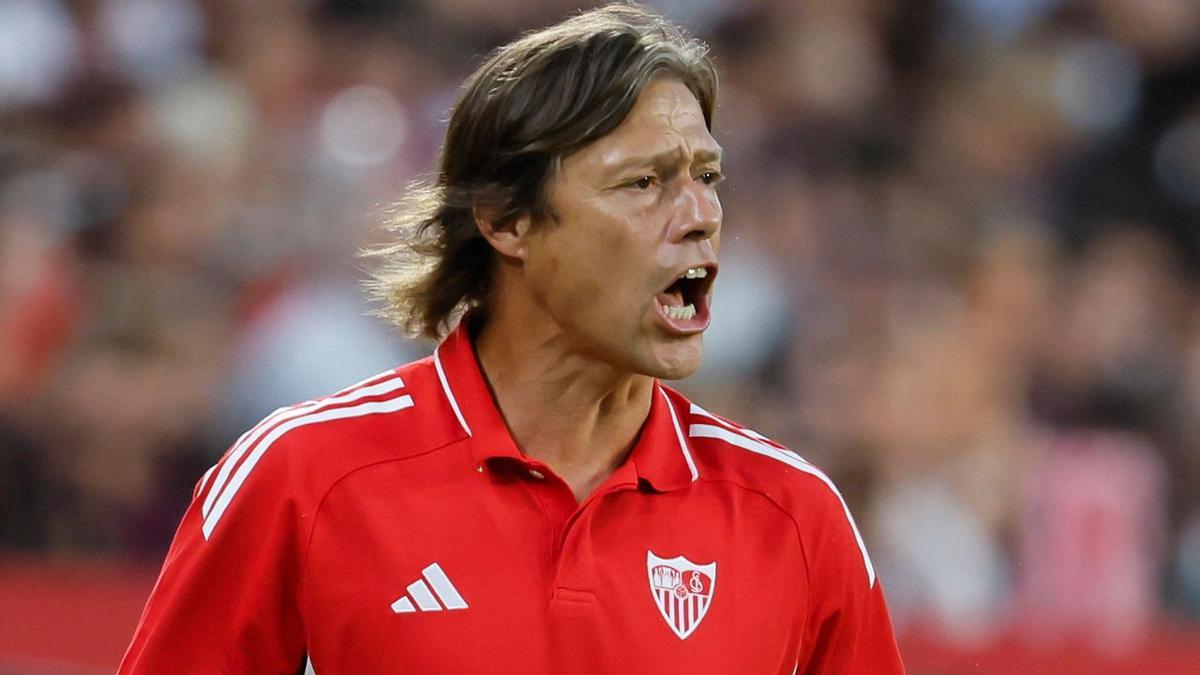 Matías Almeyda, durante un partido del Sevilla FC, en un momento de dudas sobre su continuidad.