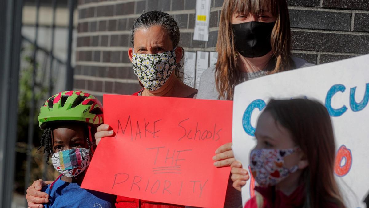 Protestas de padres a la entrada del colegio