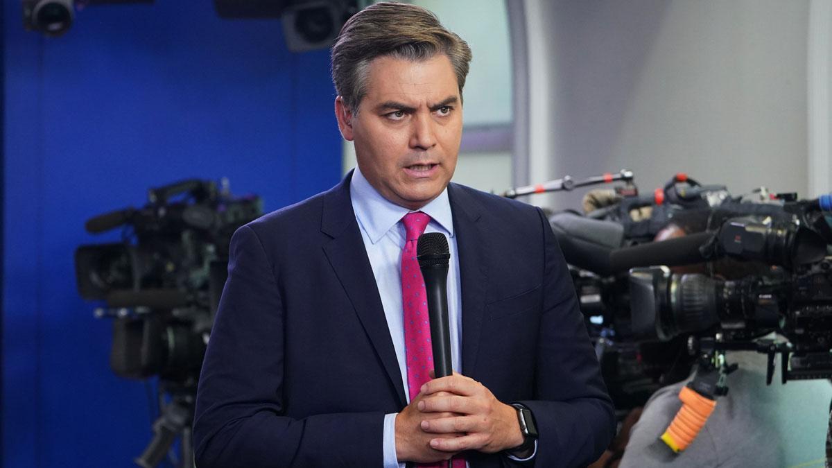 Un agente del Servicio Secreto retira la credencial al periodista Jim Acosta.