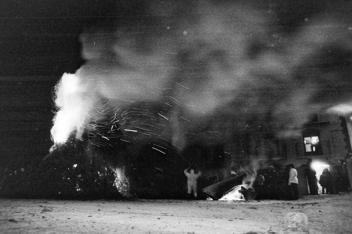 Las instantáneas de festejos tradicionales como las santantonadas conforman una de las partes principales de la muestra.