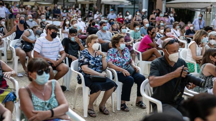 Los espectadores guardan distancia de seguridad y lleva mascarilla. | ZOWY VOETEN