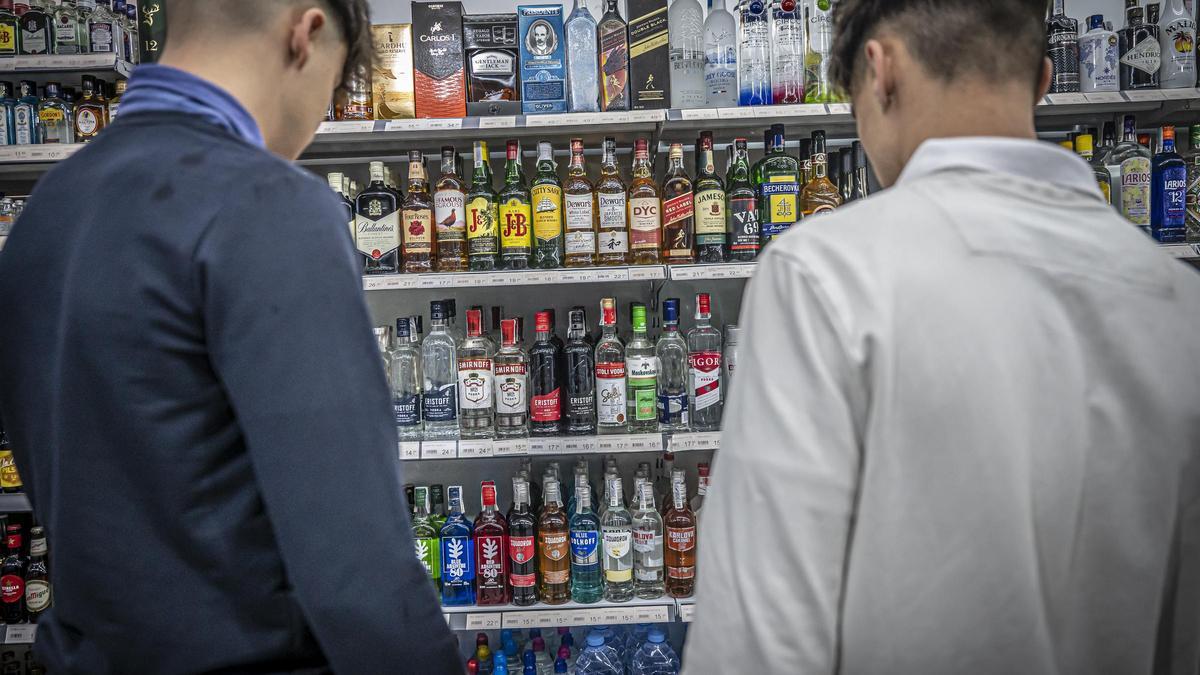 La edad de inicio en beber al alcohol se sitúa en los 12 años en España