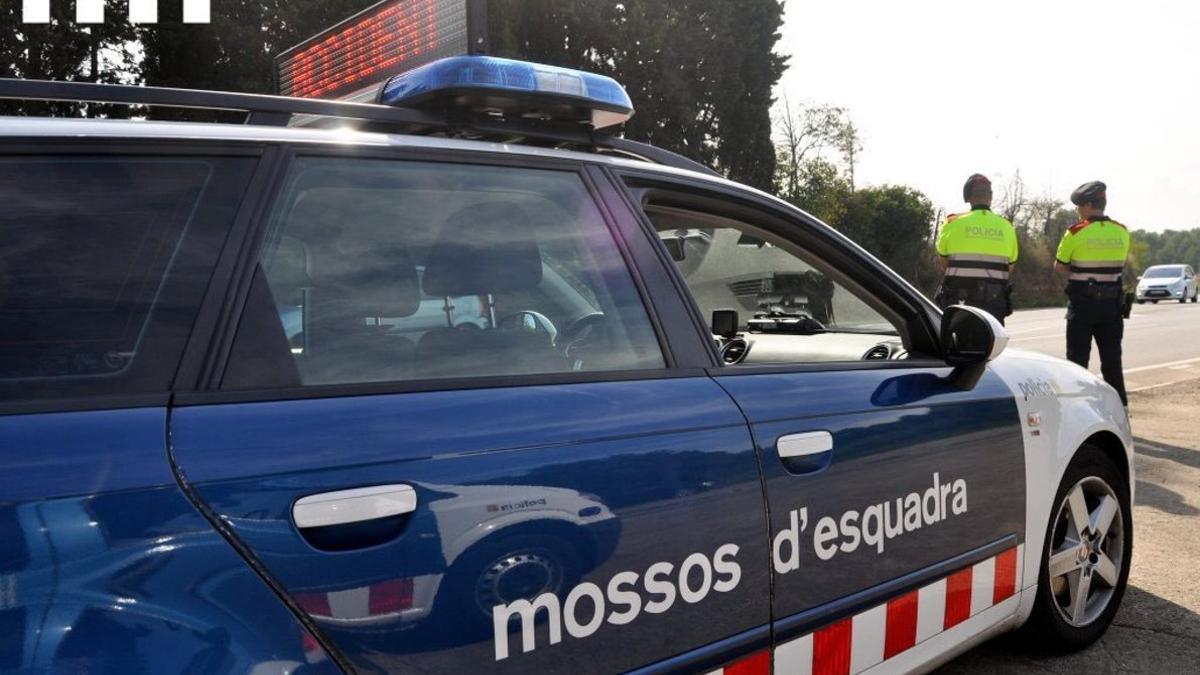 Dos agents dels Mossos d'Esquadra.