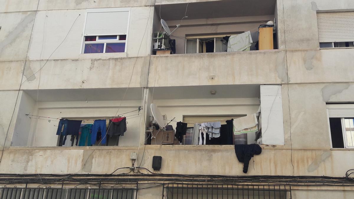 Balcones repletos de ropa, mobiliario y enseres y antenas parabólicas en la avenida de Los Ángeles.