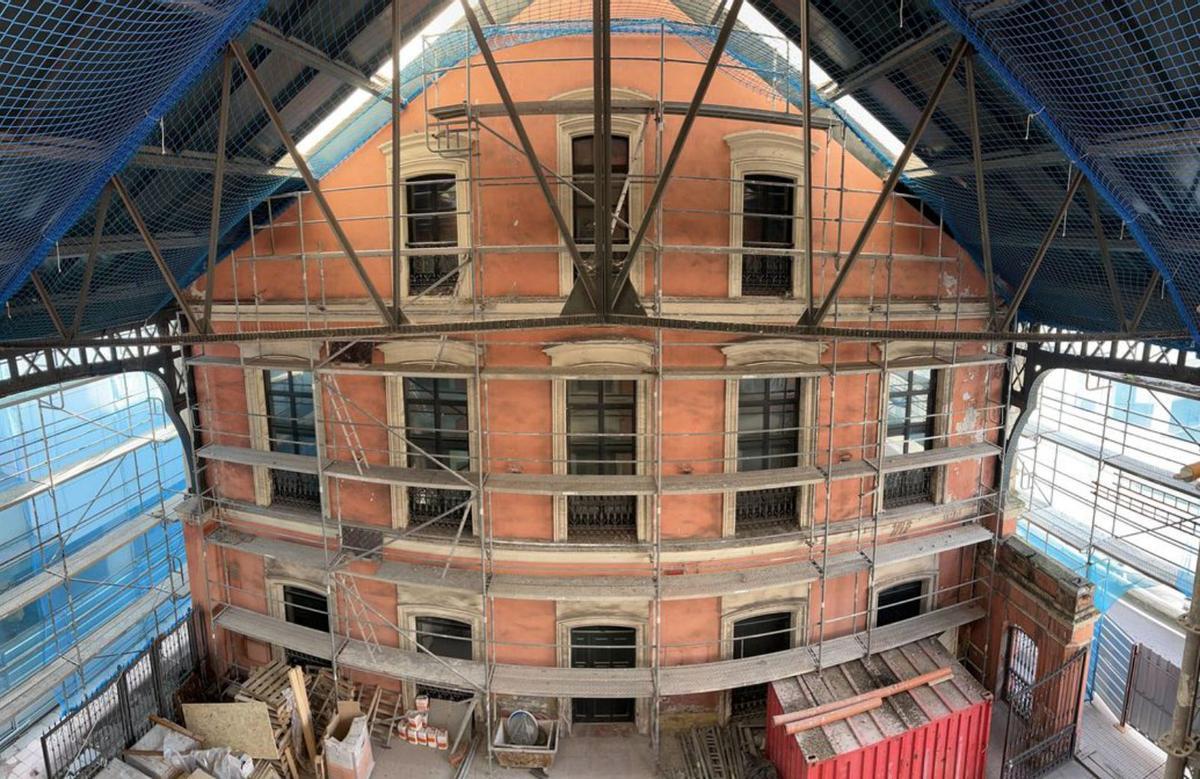 El interior del albergue de La Calzada, en Gijón, durante las obras. | juan plaza
