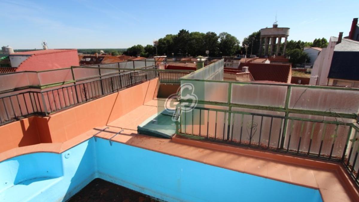 Piscina en la azotea de la vivienda.