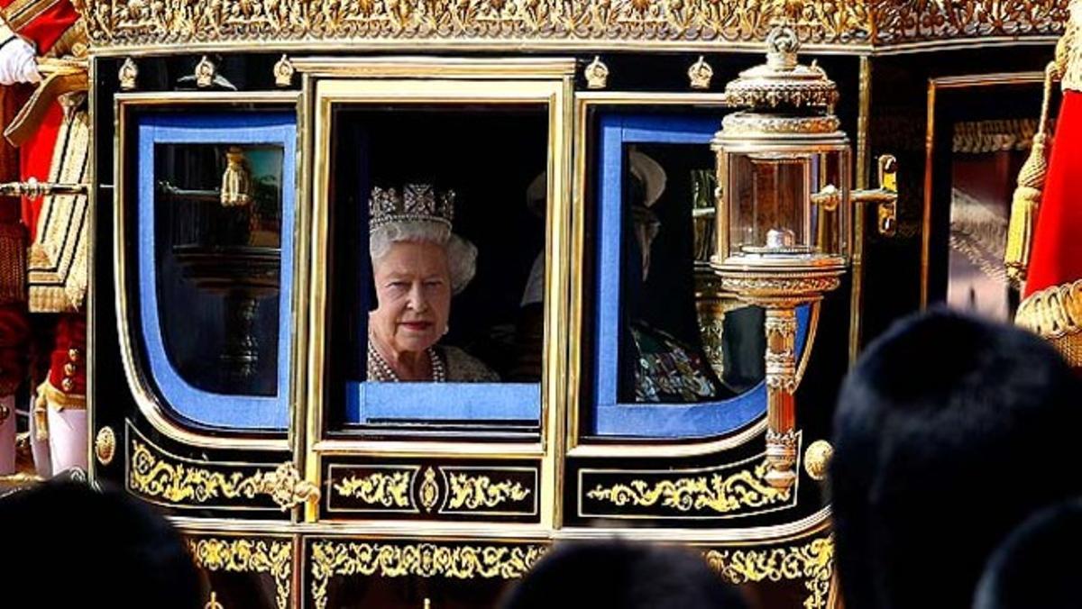 La Reina d’Anglaterra, Elizabeth II, arriba en carruatge a la Casa del Parlament a Londres.