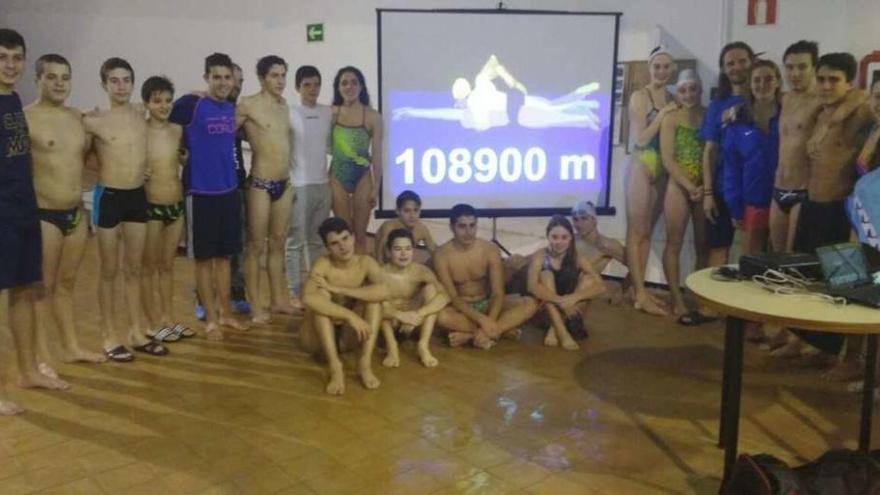 Los nadadores del Club del Mar que hicieron el turno de noche posan con el récord de 108.900 metros recorridos en 24 horas.