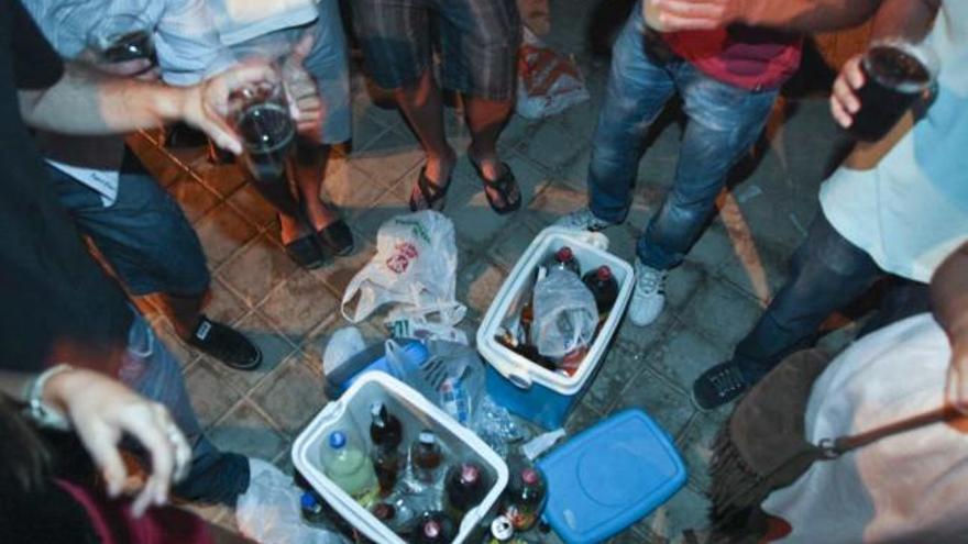 Imagen de archivo de un grupo de jóvenes practicando el botellón en la ciudad de Alicante.