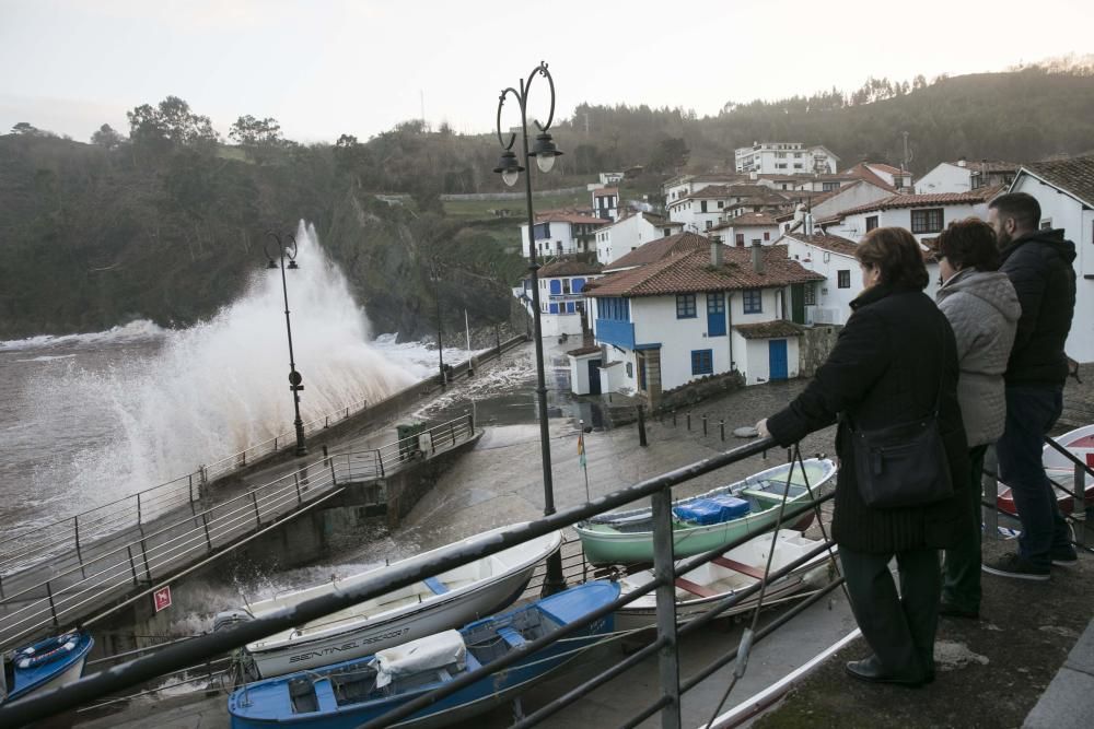 Oleaje en Tazones