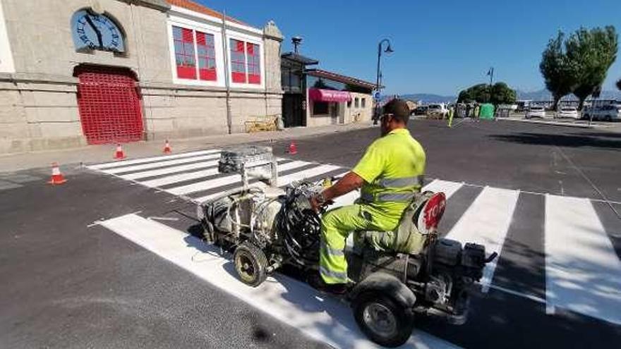 Operarios de la empresa señalizando la zona, ayer por la tarde. // S.Á.