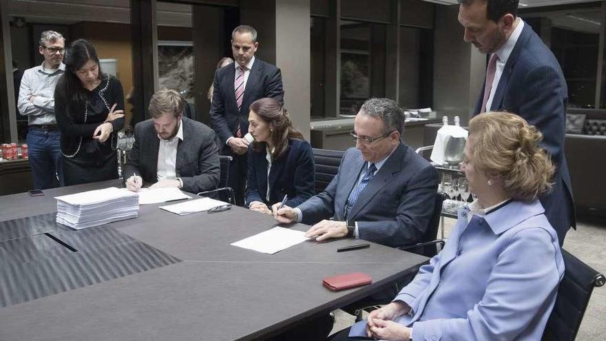 Antonio Asensio, presidente de Grupo Zeta (izquierda), y Javier Moll, presidente de Prensa Ibérica (derecha), en el momento de la firma de la operación. Arantza Sarasola, vicepresidenta de Prensa Ibérica, a la izquierda de Javier Moll.