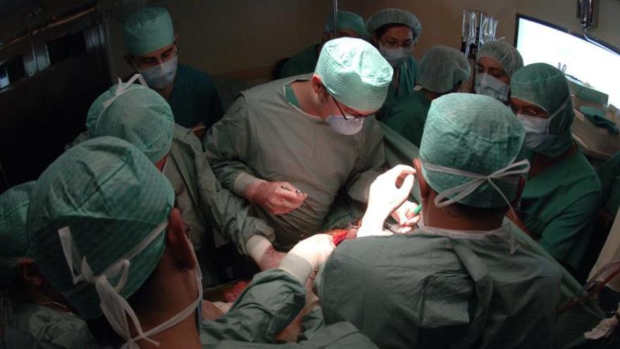 Médicos del Hospital de A Coruña, durante un trasplante.