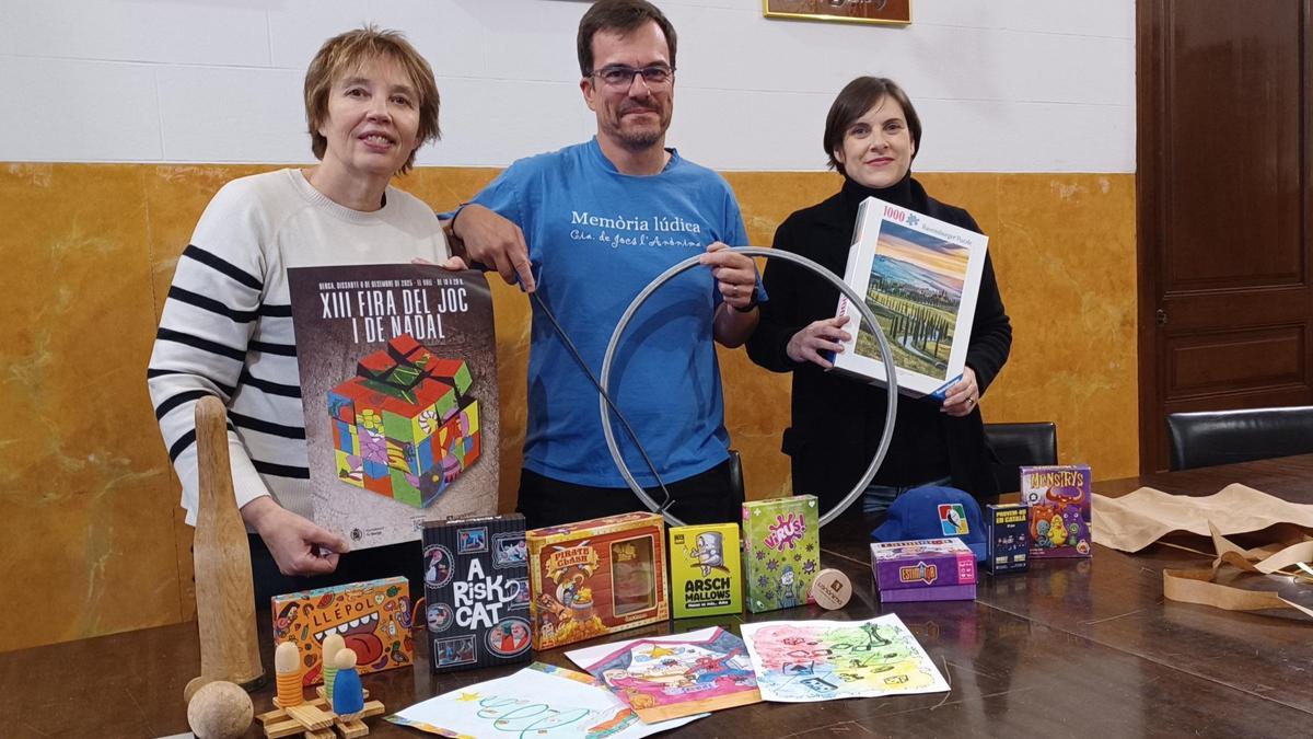 Presentació de la Fira del Joc i de Nadal. Ermínia Altarriba (regidora), Òscar Garcia (Cia. de Jocs l'Anònima) i Olga Amat (Berga Comercial)