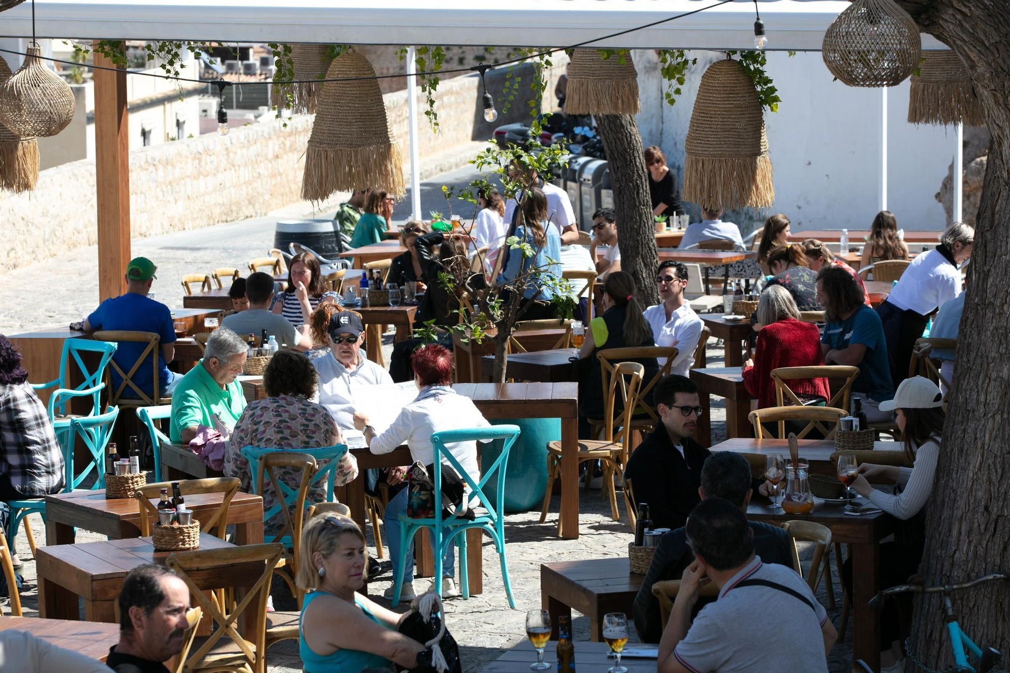 Imagen de archivo de turistas en una terraza de Dalt Vila.