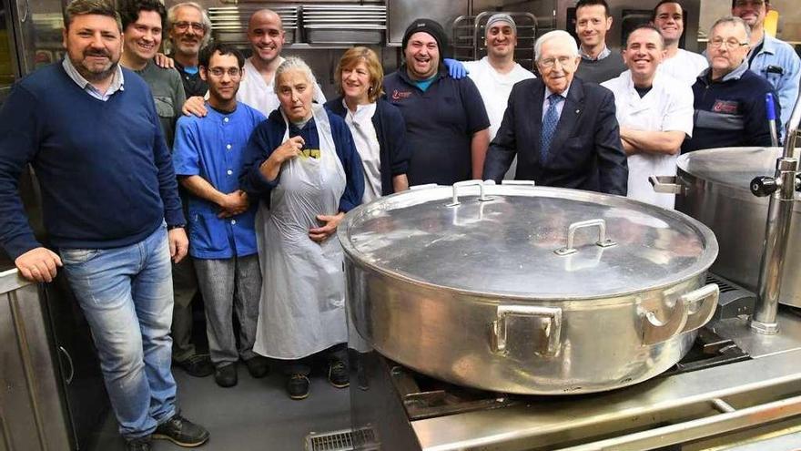 Parte de la &#039;familia&#039; de la Cocina Económica, con voluntarios y trabajadores y su presidente, ante los fogones.