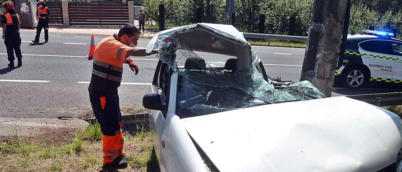 Estado en el que quedó el vehículo tras chocar lateralmente contra el poste.