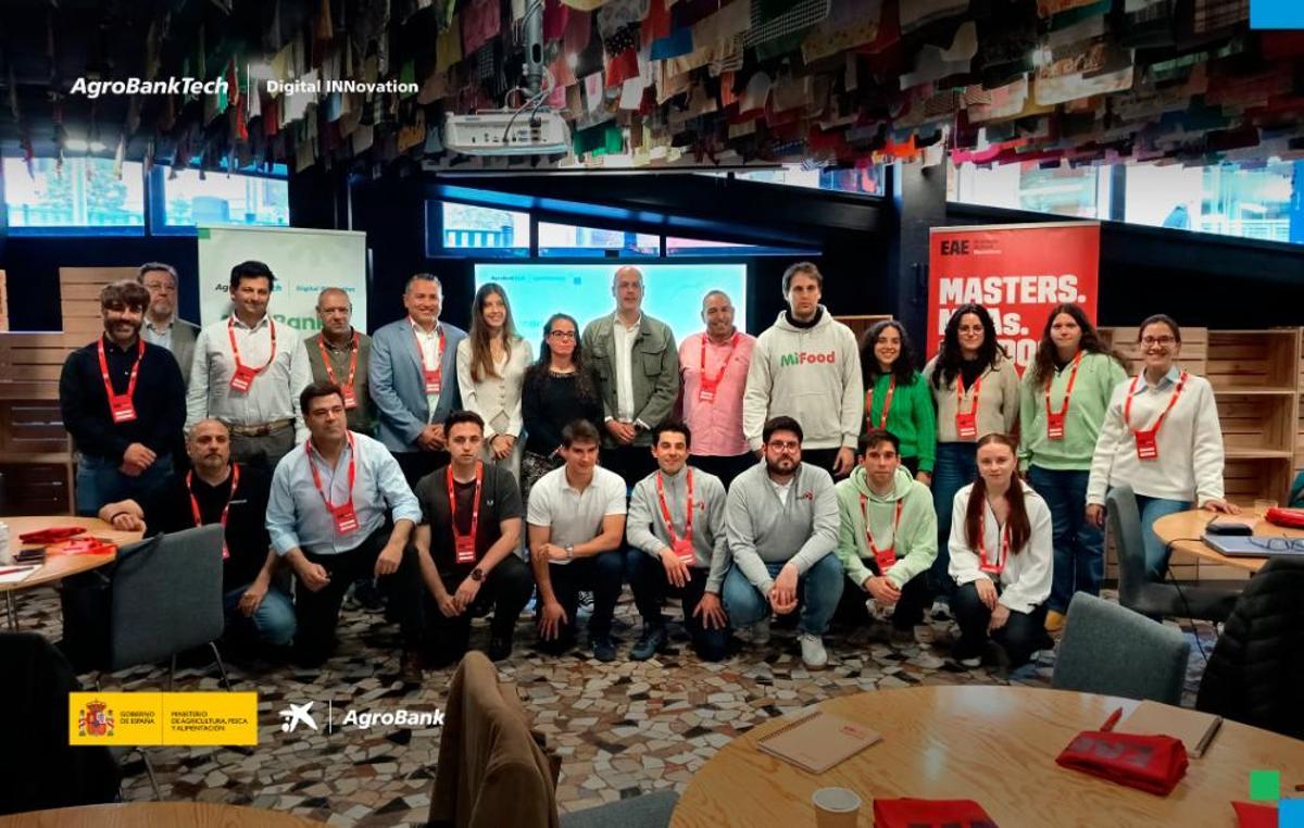 Foto de familia de los premiados en la cuarta edición del AgroBank Tech Digital INNovation.
