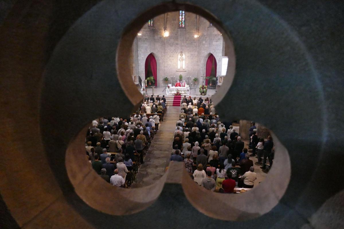 EN IMATGES | El bisbe de Girona Octavi Vilà presideix l'ofici de Santa Creu a l'Església de Sant Pere de Figueres EN IMATGES | El bisbe de Girona Octavi Vilà presideix l'ofici de Santa Creu a l'Església de Sant Pere de Figueres