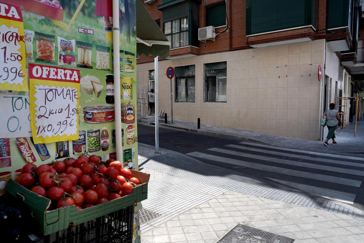 Vista de una obra en un antiguo local comercial para reformarlo en piso turístico frente a una frutería de la calle de Tetuán.
