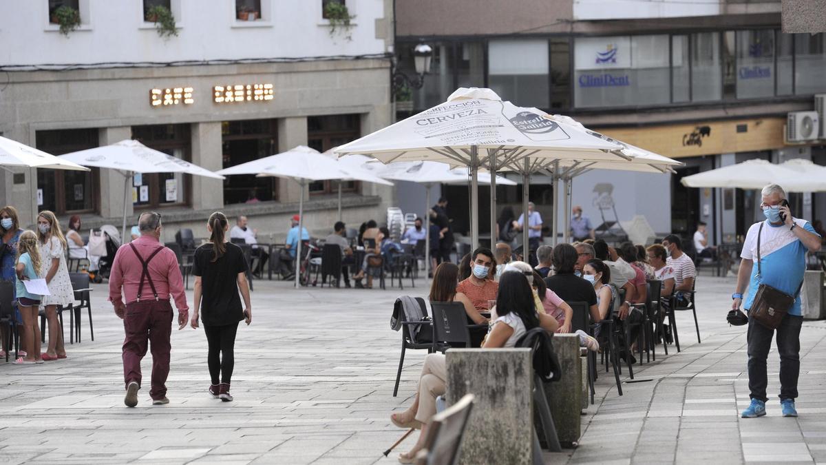 Gente en las terrazas de la plaza de la Iglesia.