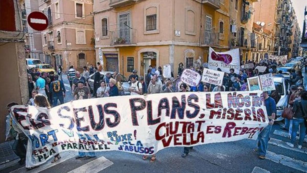 Vecinos de cinco barrios protestaron ayer por las calles de la Barceloneta camino de la plaza de Sant Jaume.
